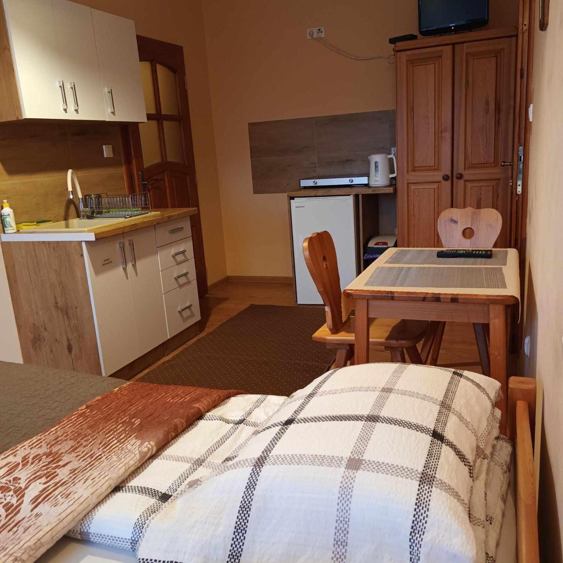 Pokoje Z Aneksami Kuchennymi U Wiktorii Sromowce Niżne Buitenkant foto